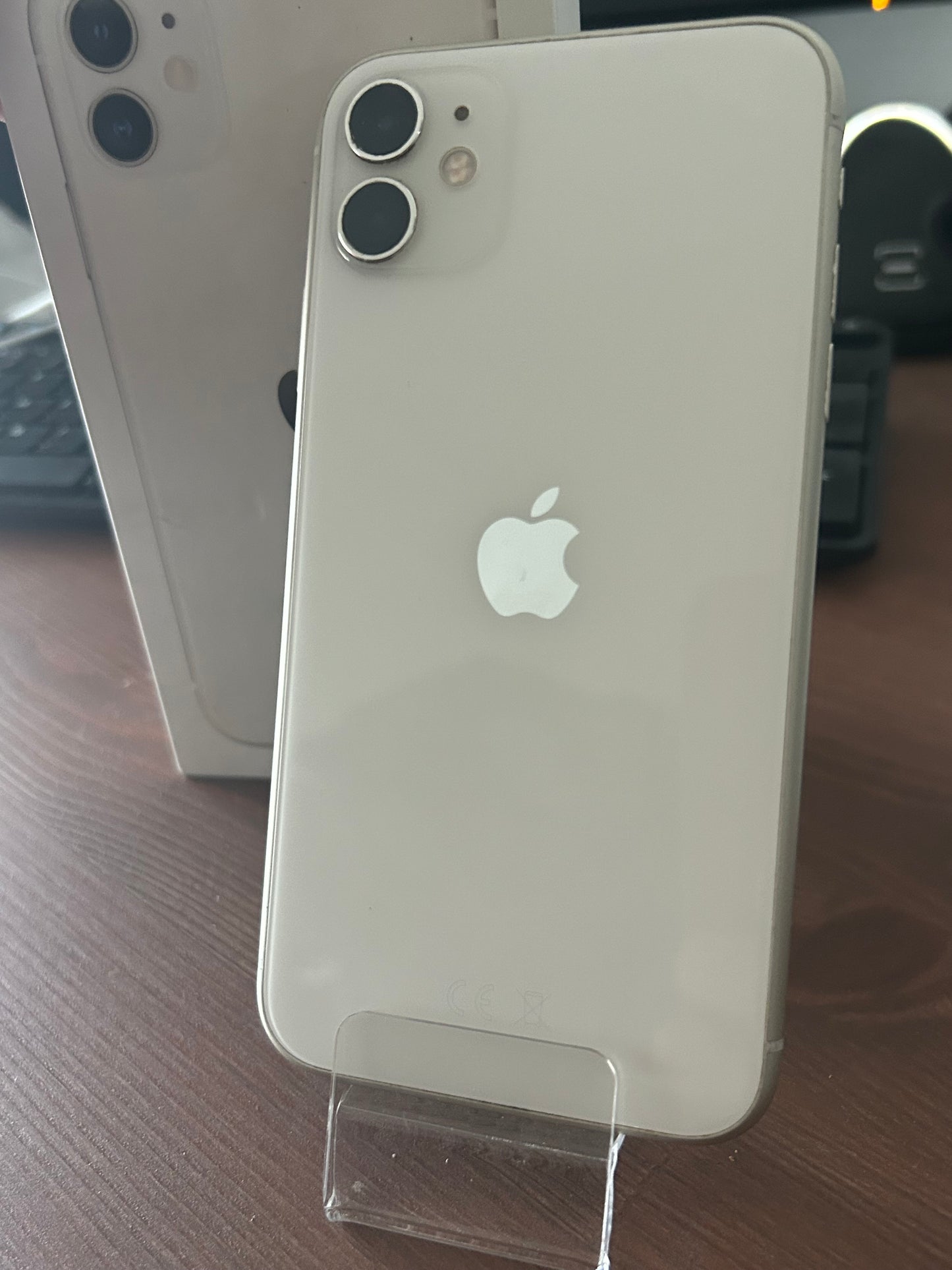 iPhone 11 Blanc 128 Go – Très Bon État | Batterie Neuve, Boîte et Câble Inclus