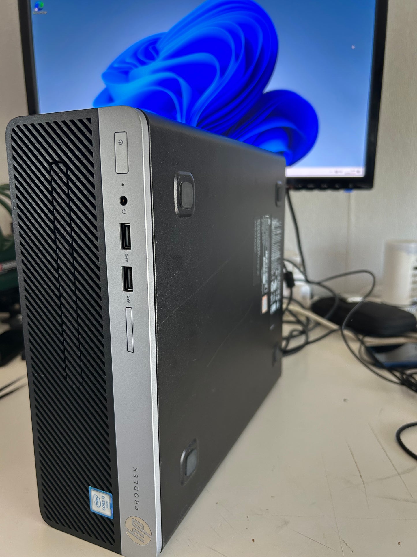 HP ProDesk 400 G4 SFF - Intel Core i3 6100 3.70GHz / 8Go DDR4 / 1To HDD / Windows 11 Pro | PC de bureau compact reconditionné