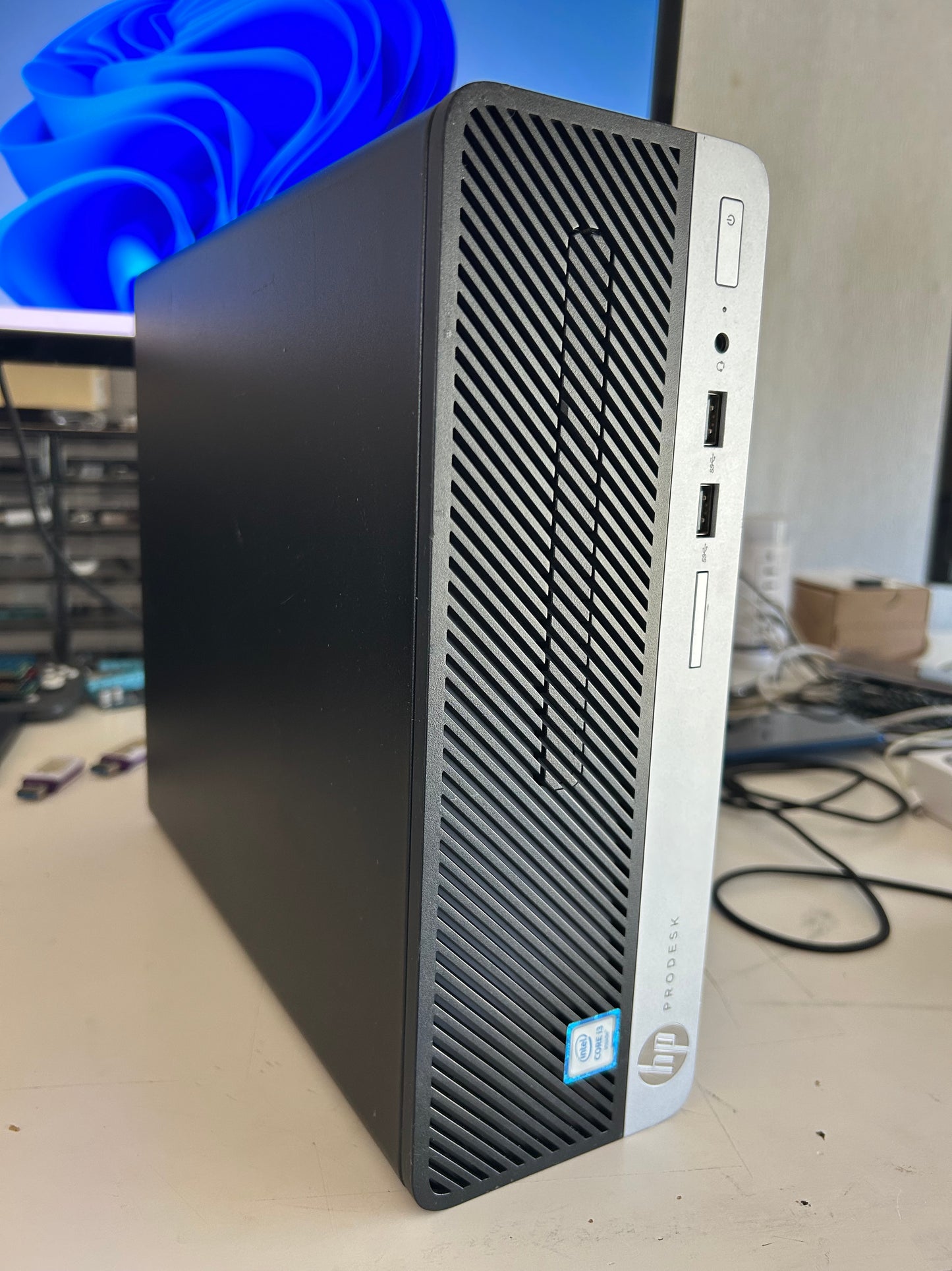 HP ProDesk 400 G4 SFF - Intel Core i3 6100 3.70GHz / 8Go DDR4 / 1To HDD / Windows 11 Pro | PC de bureau compact reconditionné