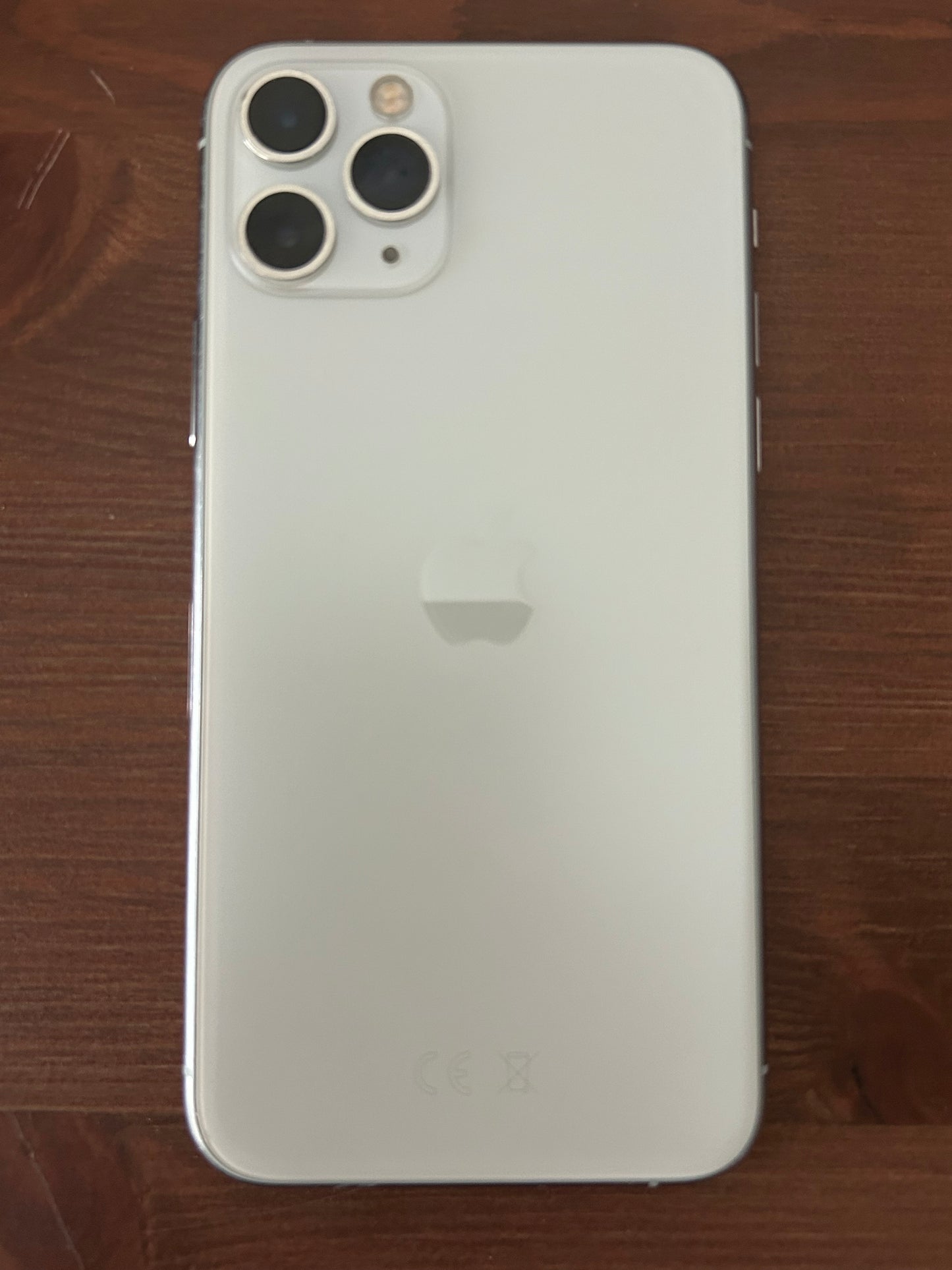 iPhone 11 Pro Argent 64 Go – Très Bon État, Débloqué, Batterie 100 %, iCloud Supprimé