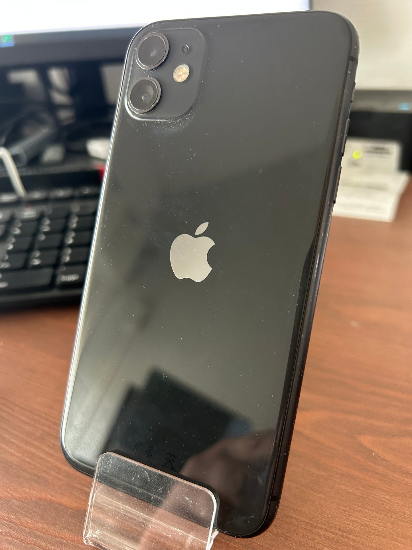 iPhone 11 Noir 128 Go – État Correct, Débloqué, Batterie 100 %, iCloud Supprimé