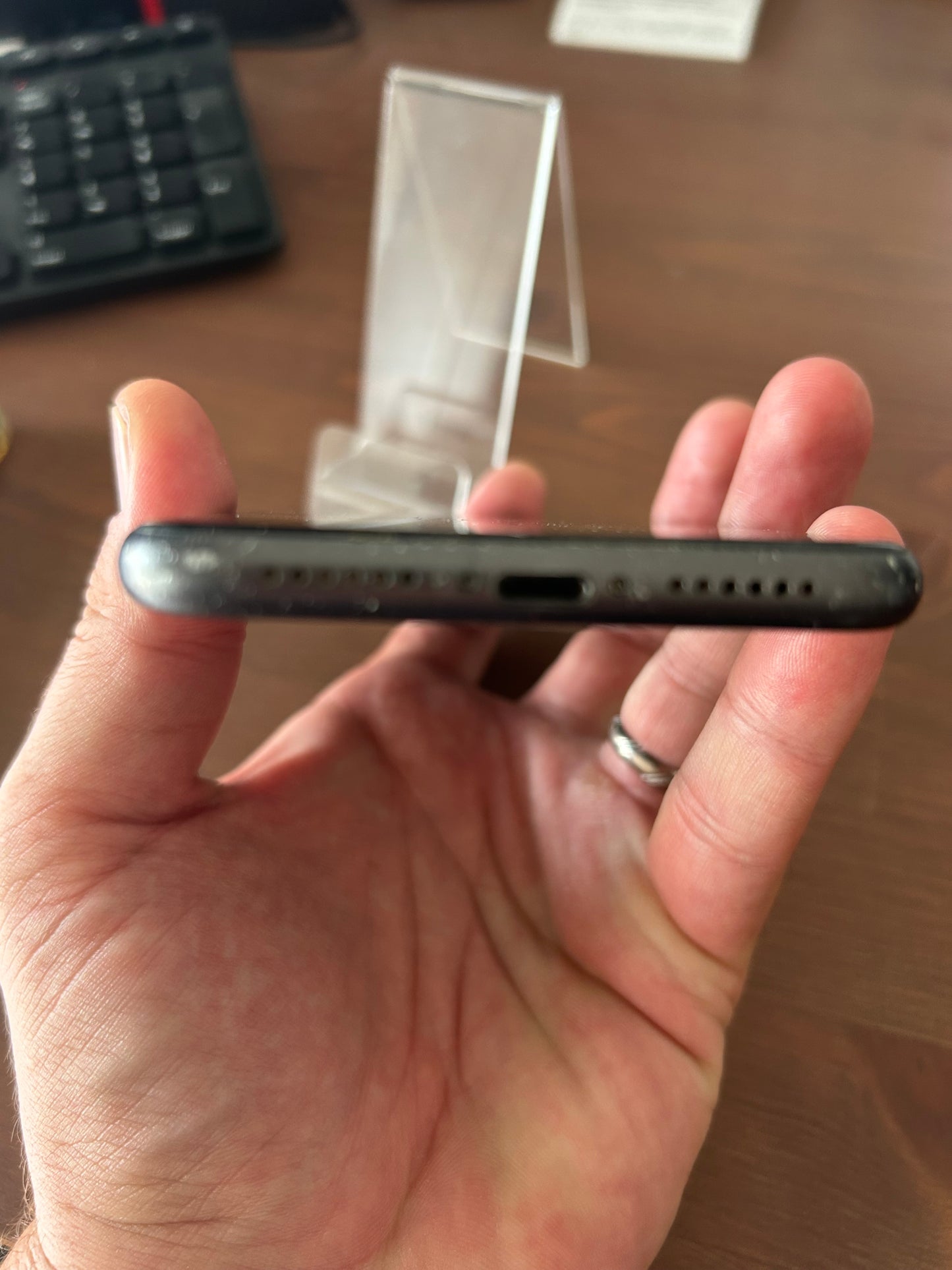 iPhone 11 Noir 128 Go – État Correct, Débloqué, Batterie 100 %, iCloud Supprimé