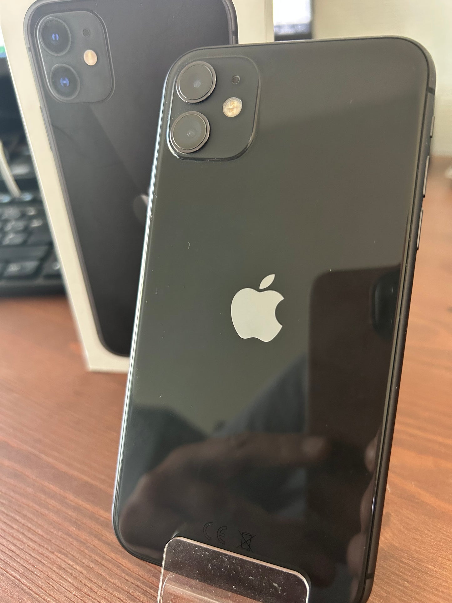iPhone 11 Noir 128 Go – Très Bon État | Écran d’Origine, Batterie Neuve, Boîte Incluse