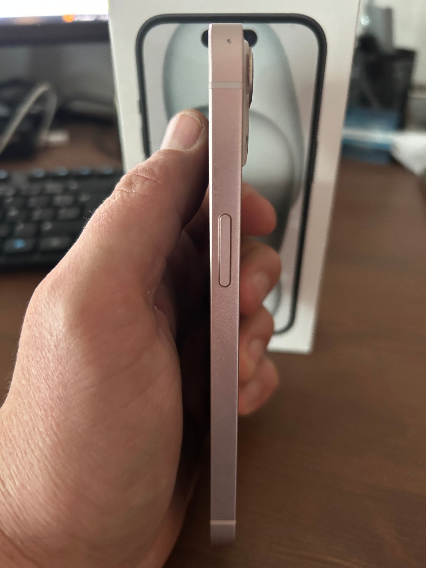 iPhone 13 Rose 128 Go – Très bon état, batterie neuve, débloqué tout opérateur**