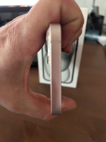 iPhone 13 Rose 128 Go – Très bon état, batterie neuve, débloqué tout opérateur**